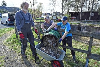 Großer Frühjahrsputz in Halsbrücke: Verein VII. Lichtloch wappnet sich für ein besonderes Jubiläum - Saisonvorbereitung im Verein VII. Lichtloch Rothschönberger Stollen in Halsbrücke. Andreas Benthin, links, Yvonne Gehrmann und Uwe Wagner rücken dem Laub zu Leibe.