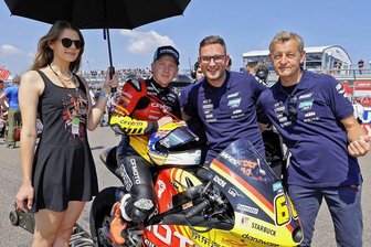Großer Kampf, wenig Ertrag: Am Sachsenring geht der sächsische Rennstall baden - Joel Kelso mit Florian und Ingo Prüstel (von links) und der frisch lackierten CFMOTO in der Startaufstellung zum Moto3-Rennen. 