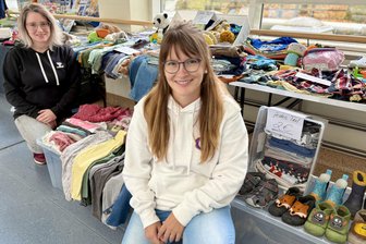Großer Kindersachenmarkt in Aue: Warum mancher Verkauf schmerzt - Claudia Gruber (vorn) und ihre Schwester Katrin Klonovsky gehörten zu den 80 Anbietern in Aue.