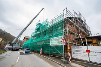 Großer Kran hievt XXL-Betonteile in alten Bahnhof im Erzgebirge - Hauptstraße gesperrt - Am Bahnhof Niederschlema ist am Dienstag ein großer Kran angerückt. Die Hauptstraße ist aktuell gesperrt.