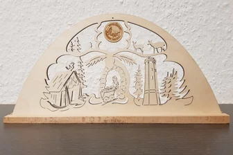 Großer Ortslichterbogen steht auf der Kippe - Der Schwibbbogen für Schnarrtanne im Miniformat. So soll das Alu-Konstrukt für den Außenbereich aussehen.