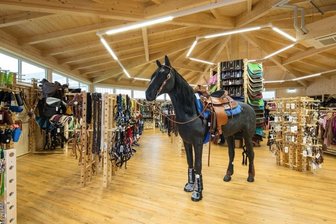 Großer Pferdesportmarkt geplant - Blick in die Verkaufsfläche der Firma Krämer in Weiterstadt bei Darmstadt. Einen Fachmarkt mit ähnlichem Sortiment will das Familienunternehmen jetzt in Härtensdorf nahe der A 72 bauen. 