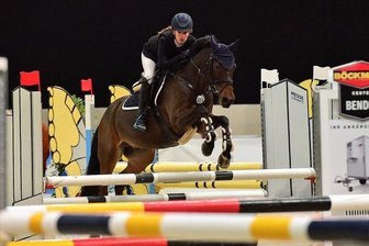 Großer Preis von Sachsen: Turnierauftakt in der Chemnitzer Messe - Mit dem sogenannten Einlauftag und einer Ponyspringprüfung hat am Donnerstag das Reitturnier um den Großen Preis von Sachsen in der Messe Chemnitz begonnen. Im Bild Antonia Häsler vom RFV Seifersdorf, die sich mit ihrem Pony als eine der ersten auf den Parcours begab. 