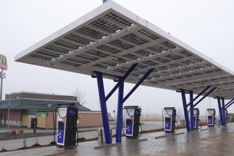 Großer Schnellladepark an der A 72 kurz vor Inbetriebnahme - Der Schnellladepark mit zwölf überdachten Ladepunkten, den die Firma EnBW in Härtensdorf hinter dem McDonald's nahe der Anschlussstelle Zwickau-Ost der A 72 gebaut hat, soll in wenigen Tagen in Betrieb gehen. 