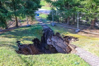 Großer Schreck bei Familie im Erzgebirge: Riesenloch tut sich auf Grundstück auf - Mitten auf dem Weg entstand dieses Riesenloch. Die Familie darf den Weg nicht mehr nutzen.