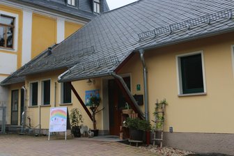 Großer Schreck für kleine Leute: Brandalarm in vogtländischer Kindertagesstätte - Das Leubnitzer Schloss wird vielfältig genutzt, auch als Kindertagesstätte. Dort gab es am Dienstag Alarm.