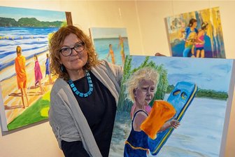 Großer Stau im Kulturkalender: Vogtländische Galerie öffnet innerhalb kurzer Zeit - Galerie-Leiterin Romy Hartwig ist froh, in der Auerbacher Göltzschtalgalerie Nicolaikirche endlich die Ausstellung "Sommerkinder" mit Malereien der Chemnitzer Künstlerin Birgit Mehnert zeigen zu können.