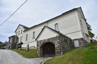 Großer Straßenbau im Vogtland ab 2026: Das sind die Wünsche vor Ort - Eichigts Räte wünschen, dass der Fußweg auf der Seite des Gemeindeamtes (Foto) beginnt.