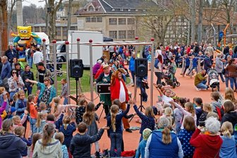 Großer Trubel beim kleinen Osterfest - Etwa 600 Besucher feierten am Donnerstagnachmittag im österlich geschmückten Oberlungwitzer Stadtpark den Beginn des Frühlings.