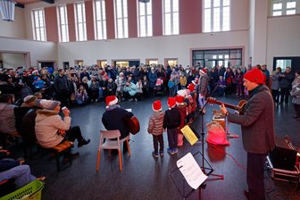 Großer Trubel und viel Musik im Glauchauer Bahnhof - Rund 250 Gäste waren beim Weihnachtsliedersingen im Glauchauer Bahnhof dabei.