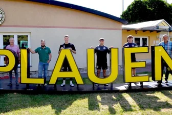 Großer Trupp auf großer Tour - Gemeinsam für Plauen: (von links) Aufsichtsrat Wolfgang Stark, Präsident Thomas Fritzlar, Marius Kuhl, Edhem Hujdurovic, Louis Glaser und Aufsichtsrat Gunter Reiher. 