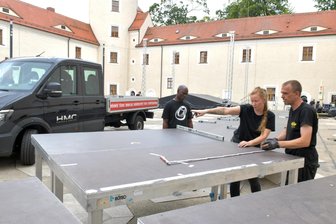 Großer Umbau im Freiberger Schlosshof: Platz frei für Ritter, Pferde, holde Maiden - Johanna Owsian und Martin Arms von RMS beim Aufbau der Bühne für „Die Spur der Hebamme".
