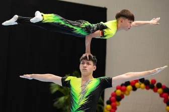 Großer und seltener Sport im Erzgebirge: Akrobatik-Brüder treffen eine weitreichende Entscheidung - Jonny (unten) und Tony Herrmann vom SAV Grünhain-Schwarzenberg werden künftig an der Sportschule an ihren akrobatischen Fähigkeiten feilen.