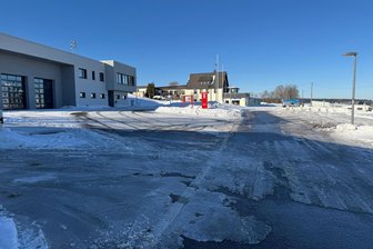 Großer Wasserrohrbruch setzt Straße vor Feuerwehrdepot im Erzgebirge unter Eis - Nach einem Wasserrohrbruch hatte sich eine Eisfläche in der Nähe des Stützengrüner Feuerwehrdepots gebildet.