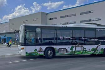 Großer Zuspruch: Auf der neuen Buslinie von Plauen nach Hof werden die Sitzplätze knapp - Der Bus in der Wendeschleife vorm Amazon-Neubau in Hof.