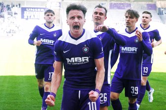 Großes Aufatmen beim FC Erzgebirge Aue – der coole Pepic kennt das Erfolgsrezept - Mirnes Pepic (vorn) hat vom Elfmeterpunkt das 1:0 erzielt und feiert mit seinen Teamkollegen.