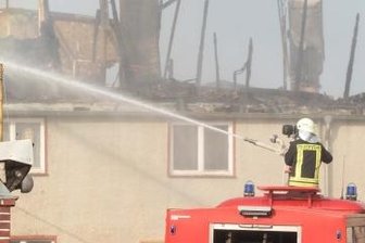 Großes Echo auf Spendenaktion für Brandopfer - Auch am Mittwoch mussten noch Glutnester gelöscht werden.
