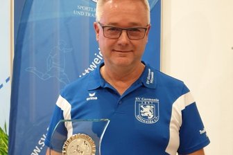 Großes Engagement für kleine Kicker - Uwe Dietrich freute sich über den "Nachwuchspreis Ehrenamt" und eine gelungene Überraschung: Zahlreiche seiner Bambini-Fußballer und auch viele Vereinskollegen waren zur Preisübergabe mit vor Ort.