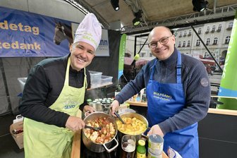Großes Erntedankfest in Zwönitz: Bürgermeister liefert sich Kochduell mit Radiomoderator – und zieht Kürzeren - Moderator Silvio Zschage (l.) hat das Kochduell gegen Wolfgang Triebert gewonnen.
