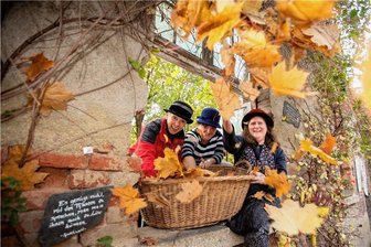 Großes Familienfest steht bevor: Plauener Weberhäuser lassen den Herbst hochleben - Uschi Schulze, Simone Süß und Bettina Liedtke (von links) sind bereits voller Vorfreude und bereiten das Fest derzeit vor.
