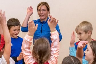 Großes Hurra für Skilanglauf-Trainerin - Jana Ihl (M.) wird von ihren Schützlingen gefeiert. Die Voigtsdorferin erhielt den Nachwuchspreis Ehrenamt der Sparkasse.
