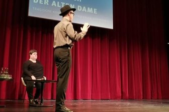 Großes Interesse am "Besuch der alten Dame" - Szenen aus der Einführungsmatinee mit den Schauspielern Frank Siebers (rechts) und Marcel Kaiser. Auskunft zum Stück gaben die Dramaturgin Maxi Ratzkowski und Ausstatterin Barbara Blaschke (links).