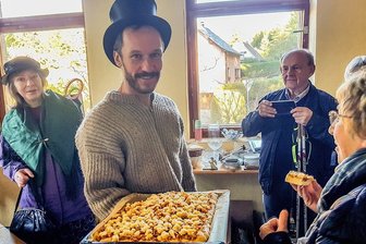 Großes Interesse an Flohmarkt in Gebauer-Villa in Eubabrunn - René Eckert begrüßte die Flohmarktbesucher in der Gebauer-Villa mit Kuchen. 