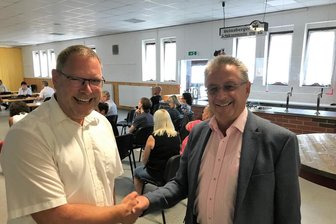 Großes Interesse an Vereidigung: Markus Buschkühl neuer Bürgermeister in Reinsberg - Markus Buschkühl (parteilos, links) hat am Montag das Amt des Reinsberger Bürgermeisters von Bernd Hubricht (CDU) übernommen. Das Foto entstand zur Gemeinderatssitzung am Abend. 