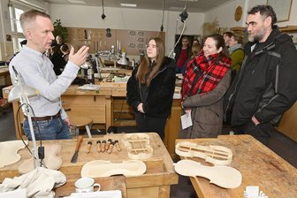 Großes Interesse für Instrumentenbauer-Ausbildungen in Klingenthal - Ausbilder Sven Gerbeth (links) mit Marlene Hager (Mitte) aus Plauen und ihren Eltern Madlen Hager-Rußler und Jens Rußler.