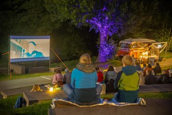 Großes Interesse für Sommerkino unter freiem Himmel im Vogtland: „Es kommen unglaublich viele Anfragen“ - Die Besucher des Rodewischer Freilichtkinos machten es sich am Samstag trotz kühler Witterung gemütlich.