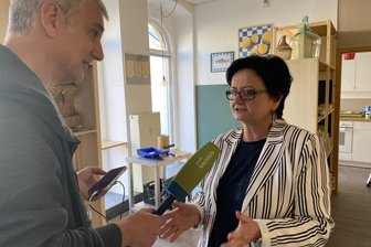 Großes Interesse vor Laden-Premiere in Lengenfeld: „Onkel Fritz“ lädt am 1. Mai zur Eröffnungsfeier ein - Auch MDR Sachsen berichtet. Machbarschaft-Vorstand Gabriela Krauthahn vor dem Mikro von Bernd Schädlich.