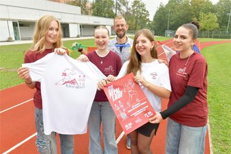 Großes Jubiläum in Freiberg: Nepallauf startet zum 20. Mal - Melinda, Lena, Lilly und Juni (von links), dahinter Benjamin Schmuck, auf dem Rüleinsportplatz. Hier beginnt am Freitag der 20. Nepallauf.