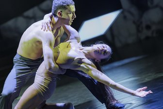 Großes Kino: "Romeo und Julia" erlebt umjubelte Ballettpremiere in Plauen - Davide Gentilini als Romeo und Rita Di Bin als Julia.