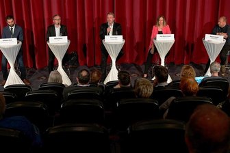 Großes Kino: Wen wählen die Freiberger? - Wahlforum der "Freien Presse" im Freiberger Kinopolis am Montagabend: Rede und Antwort standen die OB-Kandidaten Johannes Brink (Bündnis 90/Die Grünen), Marko Winter (AfD), Amtsinhaber Sven Krüger, Anke Martin-Heede und Peter Errmann (alle parteilos, von links). 