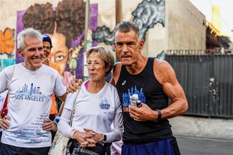 Großes Kino: Wie der Film "Skid Row Marathon" eine Freiberger Laufgruppe nach Los Angeles führte - Laufen verbindet: Stefan Benkert aus Freiberg (l.) mit Filmemacherin Gabriele Hayes und Richter Craig Mitchell in Los Angeles.