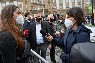 Großes Medieninteresse an Baerbock-Auftritt in Chemnitz - Annalena Baerbock (rechts) im Gespräch mit einer jungen Frau aus dem Publikum, der die Bemühungen der Grünen zum Klimaschutz nicht weit genug gehen.