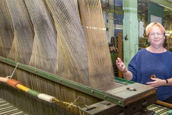 Großes Museum, große Sorgen - Museumsleiterin Andrea Weigel präsentiert die Jacquard-Maschine in der Tannenhauerfabrik.