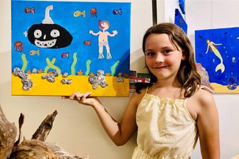 Großes Podium für junge Künstler: Kinder aus dem Erzgebirge stellen Kunstwerke in Aue aus - Layla Franke aus Sosa hat beim Kinder- und Jugendkunstsymposium des Erzgebirgskreises diese bunte Wasserwelt geschaffen. Knapp 150 Exponate junger Künstler umfasst die gesamte Ausstellung im Auer Kulturhaus.