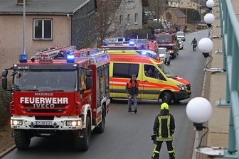 Großes Rettungsteam eilt eingeklemmter Person in Mülsen zu Hilfe -