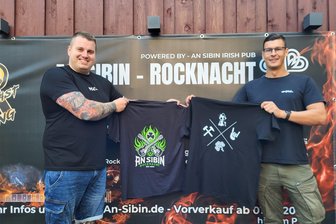 Großes Rockfestival steigt am Wochenende im Erzgebirge: Das erwartet die Besucher - Veranstalter Tobias Ahrens (l.) und Tim Martin vom Unternehmen More mit ihrem diesjährigen Festival-T-Shirts.