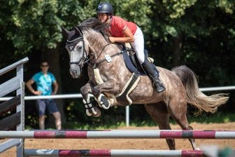 Großes Spektakel am Park - Auch Nicole Göpfert, hier mit Cookie, wird den Neukirchener Reitverein am Wochenende bei der 59. Auflage seines Reit- und Springturniers vertreten. Sie will mit drei Pferden in der Mittelschweren Klasse an den Start gehen, ebenso wie Vereinschefin Catherine Flemming.