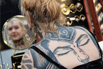 Großes Stechen: Plauener Festhalle in der Hand von Tätowierern und Piercing-Anbietern - 