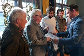 Großes Stühlerücken im Stadtrat Schöneck: Prominente Stadträte treten nicht mehr an - Der Schönecker Bürgermeister Andy Anders (parteilos) ehrte am Montag zur wahrscheinlich letzten Sitzung des Stadtrates vor der Neuwahl am 9. Juni Hans Jakob, Lothar Willer, Jan Hesse und Ralf Jäkel (von links).