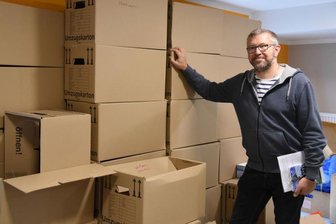 Großes Stühlerücken in den Herbstferien - Die ersten Umzugskartons sind schon da: In den Herbstferien zieht die Grundschule Am Stadion in die frisch sanierte benachbarte Kindertagesstätte. Enrico Knüpfer vom Stadtbauamt verantwortete das Projekt.