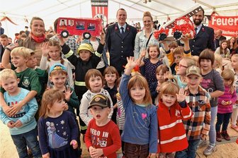 Großes Tatü-Tata und ein Ständchen zum Feuerwehr-Geburtstag in Niederschöna - Die Frauen und Männer der Freiwilligen Feuerwehr Niederschöna haben das 90-jährige Bestehen ihrer Rettungstruppe gefeiert. Gefreut haben sich die Feuerwehrleute mit ihrem Wehrleiter Alexander Riedel (Mitte) über einen kurzweiligen Geburtstagsgruß und zwei gebastelte Autos der Kita-Kinder.