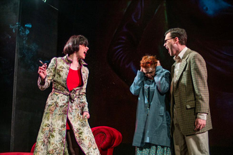 Großes Theater im kleinen Haus: Die Off-Bühne "Fritz" zeigt in Chemnitz Hans Fallada - Die Kommunikation zwischen Sohn und Mutter ist gestört: Isabelle Weh (links) als Mutter Mia Pinneberg, Alica Weirauch als Lämmchen und Marvin Reich als "Kleiner Mann" Pinneberg.