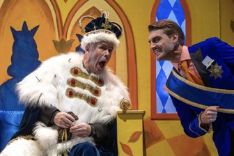 Großes Theatervergnügen für Jung und Alt. Das singende klingende Bäumchen am Freiberger Theater - Papa König und Hofmarschall. Hinten am Thron ein Schattenbild der Prinzessin Tausendschön aus dem Defa-Film von 1957. Foto: Detlev Müller/MiT
