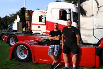 Großes Treffen in Limbach: Truckerherzen haben viel Platz für Kinder - Sören Dittmar und Michele Kaiser fahren für die Veranstalter MF Transporte und hatten am Wochenende viele andere Aufgaben.