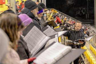 Großes Weihnachtssingen im Auerbacher Stadion besteht Premiere trotz Eiseskälte - Sowohl die Sänger als auch die Mitglieder des Posaunenchores mussten sich dick anziehen, um bei der Premiere des Weihnachtsliedersingens in Auerbach durchzuhalten.