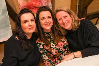 Großes Wiedersehen ehemaliger Gymnasiasten: Plauener Absolvententreffen feiert Jubiläum - Seit Jahren beim Absolvententreffen wie auch dieses Jahr dabei - von links: Kerstin Unger, Lehrerin an der Karl-Marx-Grundschule in Plauen; Stefanie Georgi, Bereitschaftspolizistin, und Elisabeth Schwertner, Firmengründerin Wisidaa in Berlin.